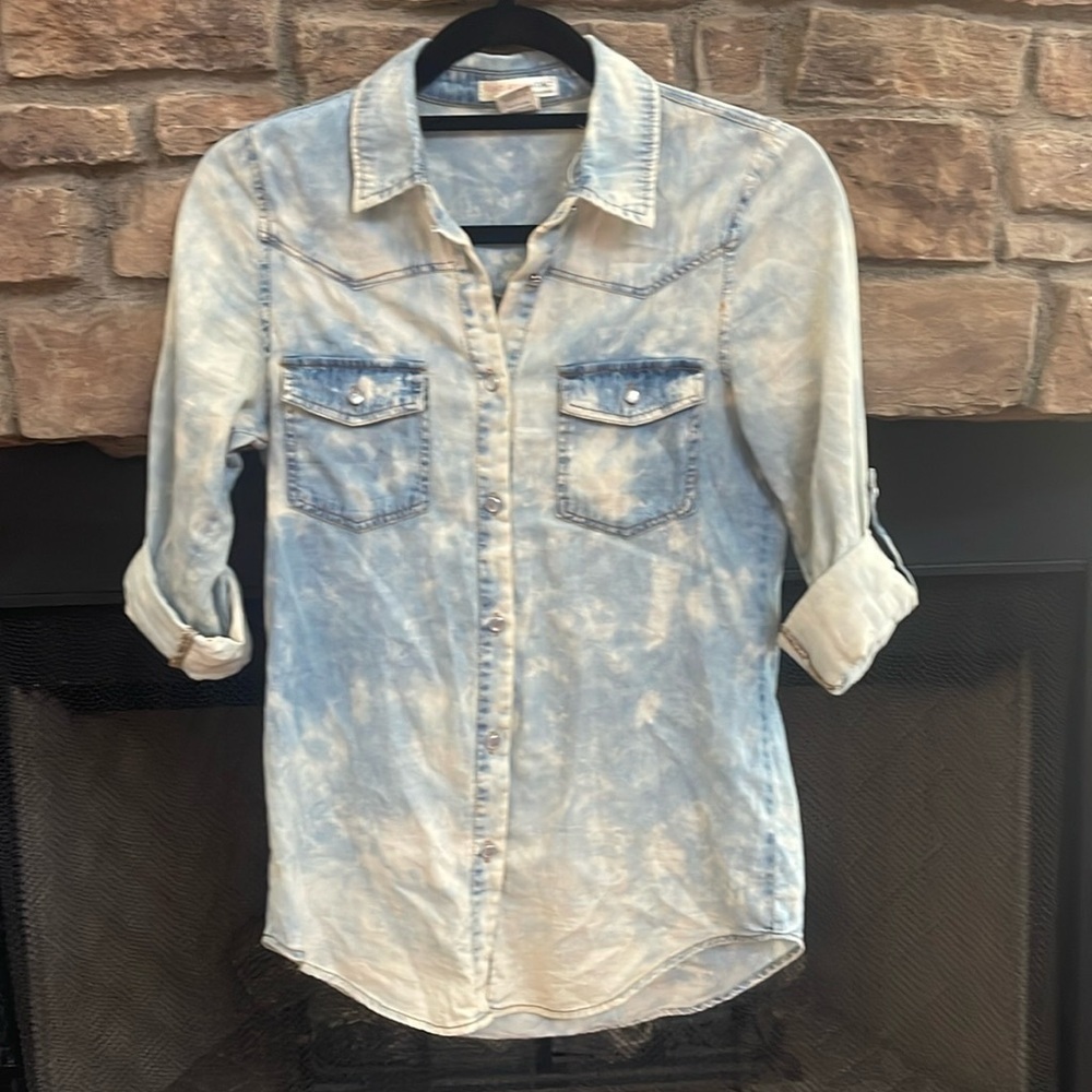 a’gaci blue and white high-low button down shirt with rolled sleeves. Small